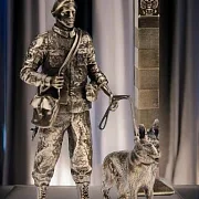 Ручная работа: Бронзовая статуэтка «Пограничник», 140×60×35 мм — фотография 1