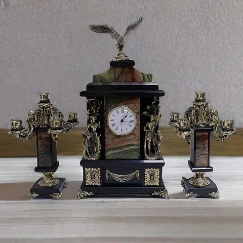Часы «Охота» из яшмы с канделябрами — красивый подарок
