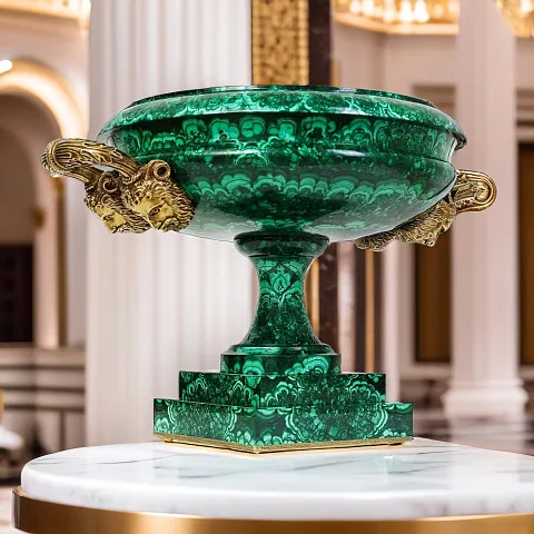 На память: Ваза «Дары Диониса» из малахита