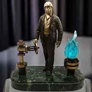 Бронзовый сувенир «Работник газовой промышленности» — необычный подарок — фотография 1