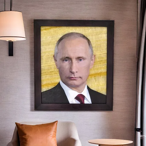 В подарок: Картина «В.В. Путин» на ониксе в рамке из ясеня