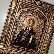 На память: Икона резная Мирон Критский — фотография 3