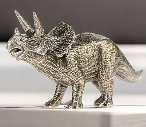 Бронзовая фигурка динозавра «Трицератопс» с патиной — красивый подарок