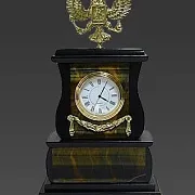 Подарочные настольные часы «Герб» из тигрового глаза и долерита — фотография 3