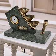Подарочные настольные часы «Прииск» из бронзы и змеевика — фотография 1