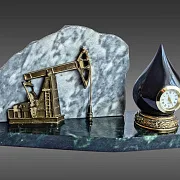 На память: Настольные часы «Нефтяная качалка» из бронзы и змеевика — фотография 4