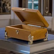 Подарочная деревянная шкатулка с бронзовыми элементами — фотография 1