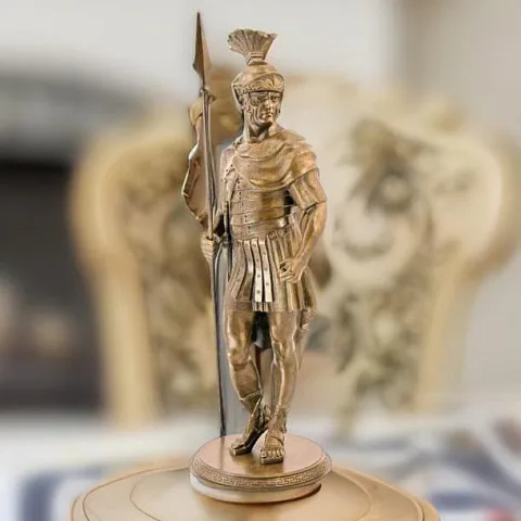 На память: Скульптура «Воин с копьем и щитом» из бронзы