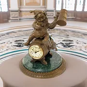 Настольные часы с гномом на пивной бочке в подарок — фотография 1