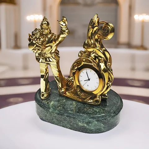 Настольные часы «Победитель» с пожарным — красивый подарок
